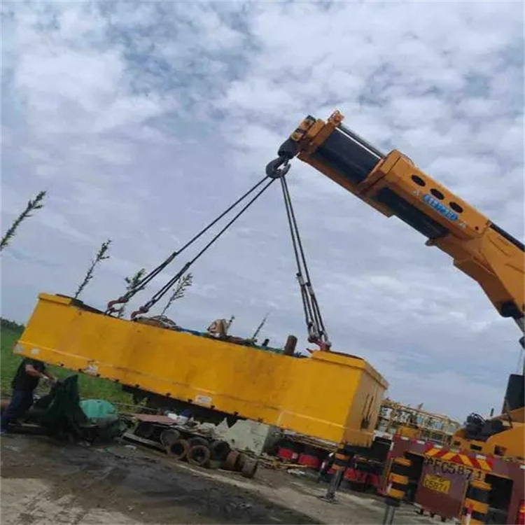 潜江经济开发区吊运集装箱的吊车